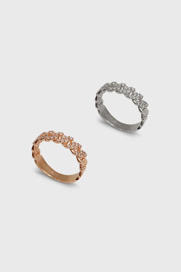 [SILVER] 큐빅 체인 반지는 엘레강스한 무드의 여성용 반지로, 큐빅, 체인, 플라워 디자인 장식이 돋보입니다. 실버, 블랙, 로즈골드 색상으로 제공되며, 데일리로 착용하기 좋습니다. 주문 제작 상품으로 제작 기간은 약 2주 소요되며, 보증서와 선물 포장이 제공되지만 교환/환불은 불가합니다.
