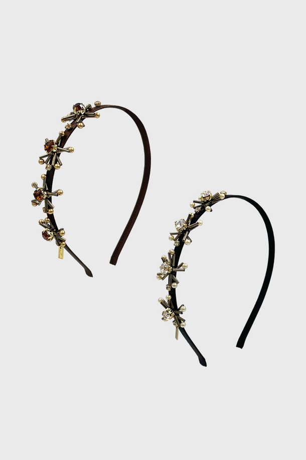브랜치 크리스탈 헤어밴드 LFHB0453은 우아한 스타일을 연출하는 여성용 헤어 액세서리입니다. 나뭇가지 모티브에 크리스탈 장식이 돋보이며, 브라운과 블랙 두 가지 색상으로 제공되어 다양한 스타일에 매치하기 좋습니다. 일상, 데이트룩, 모임룩, 파티룩 등 TPO에 구애받지 않고 클래식, 로맨틱, 미니멀 무드를 표현할 수 있습니다. 장폴클라리쎄 전용 제품으로, 선물 포장으로 제공되어 소중한 분에게 선물하기에도 좋습니다. 고온다습한 곳 보관과 헤어 제품 사용에 주의하여, 오랫동안 아름다움을 유지할 수 있습니다.
