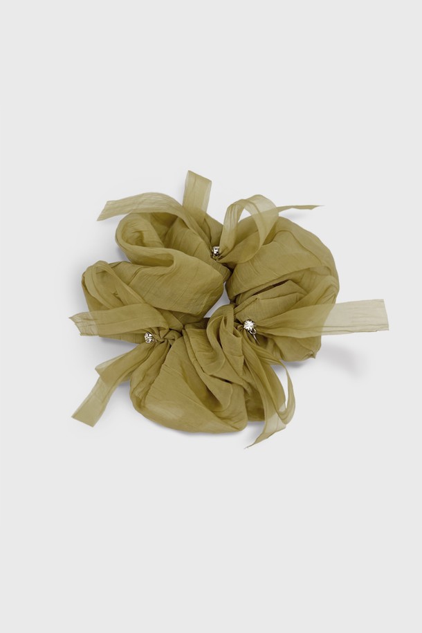 블러쉬 큐빅 스크런치 JP-25-119S는 여성스러움을 더해줄 헤어 액세서리입니다. 얇은 두께감으로 사계절 내내 부담 없이 착용 가능하며, 일상 속에서 은은한 포인트를 줄 수 있습니다. 부드럽고 가벼운 블러쉬 컬러는 차분한 분위기를 연출하며, 큐빅과 리본 장식이 걸리시하고 미니멀한 스타일을 완성합니다. 헤어 스타일에 사랑스러움을 더하고 싶을 때 이 스크런치를 활용해 보세요.
