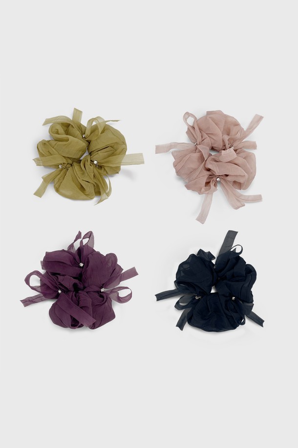 블러쉬 큐빅 스크런치 JP-25-119S는 여성스러움을 더해줄 헤어 액세서리입니다. 얇은 두께감으로 사계절 내내 부담 없이 착용 가능하며, 일상 속에서 은은한 포인트를 줄 수 있습니다. 부드럽고 가벼운 블러쉬 컬러는 차분한 분위기를 연출하며, 큐빅과 리본 장식이 걸리시하고 미니멀한 스타일을 완성합니다. 헤어 스타일에 사랑스러움을 더하고 싶을 때 이 스크런치를 활용해 보세요.
