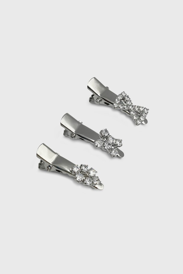 큐빅 메탈 미니 집게핀 SET (3PCS) JP-25-044CC는 여성 고객을 위한 헤어 액세서리입니다. 미니 사이즈의 실버 메탈 소재에 큐빅 장식이 더해져 데일리 스타일링에 포인트를 더하며, 집게핀 타입으로 간편하게 착용할 수 있습니다. 3PCS 세트로 제공되어 레이어드하여 다양한 스타일을 연출할 수 있습니다. 고온다습한 곳, 헤어 제품 사용 시, 충격, 목욕/사우나/수영/운동 시에는 착용에 주의해야 합니다.
