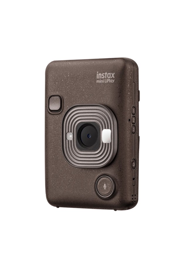 인스탁스 미니 리플레이 포토프린터 카메라는 디지털 카메라와 포토 프린터 기능을 결합하여 즉석 사진 촬영과 인화가 가능한 제품입니다. 2.7인치 LCD 화면을 통해 촬영 화면을 실시간으로 확인하고, '미스티 화이트', '말차 그린', '딥브론즈' 3가지 색상으로 제공됩니다. 컴팩트한 82.5 x 122.9 x 36.3mm 사이즈와 255g의 가벼운 무게로 휴대성이 뛰어나며, 스마트폰 앱 연동 및 '사운드 포토', '프레임 & 필터' 등 다양한 기능을 지원합니다. 구성품으로는 본체, 핸드 스트랩, 충전 케이블, 사용설명서, 액정 보호 필름, 미니 앨범이 포함되어 있습니다.
