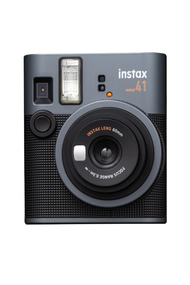 인스탁스 미니41 (블랙)은 클래식하고 레트로한 디자인의 즉석카메라입니다. 플라스틱 소재로 제작되었으며, 자동 노출, 클로즈업 모드, 시차현상 보정, 플래시 기능을 제공합니다. 아날로그 필름을 사용하여 은염인화 방식으로 사진을 인화하며, 30~50cm 거리의 클로즈업 촬영이 가능합니다. AA건전지 2개, 스트랩, 사용설명서, 필름 20매, 케이스, 사은품 2종으로 구성되어 있으며, 무게는 345g입니다. 실내 및 실외 촬영에 적합한 아날로그 카메라 타입입니다.
