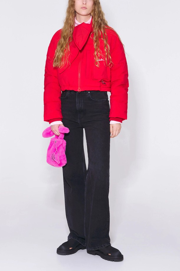 [23SS] 빔바이롤라 레드 스카프넥 크롭 패딩 B235JWD003RDB은 겨울철 데일리룩을 위한 여성 패딩입니다. 유니크한 스타일의 이 패딩은 폴리에스터, 나일론, 폴리우레탄 혼방 소재로 제작되었으며, 두꺼운 두께감으로 따뜻함을 선사합니다. 스카프넥 디자인과 가슴 패치포켓, 밑단 엘라스틱 스트랩이 특징이며, 크롭 기장과 긴 소매로 트렌디한 핏을 연출합니다. 집업 스타일로 편안하게 착용 가능하며, 캐주얼, 미니멀, 시크한 무드를 더해줍니다.
