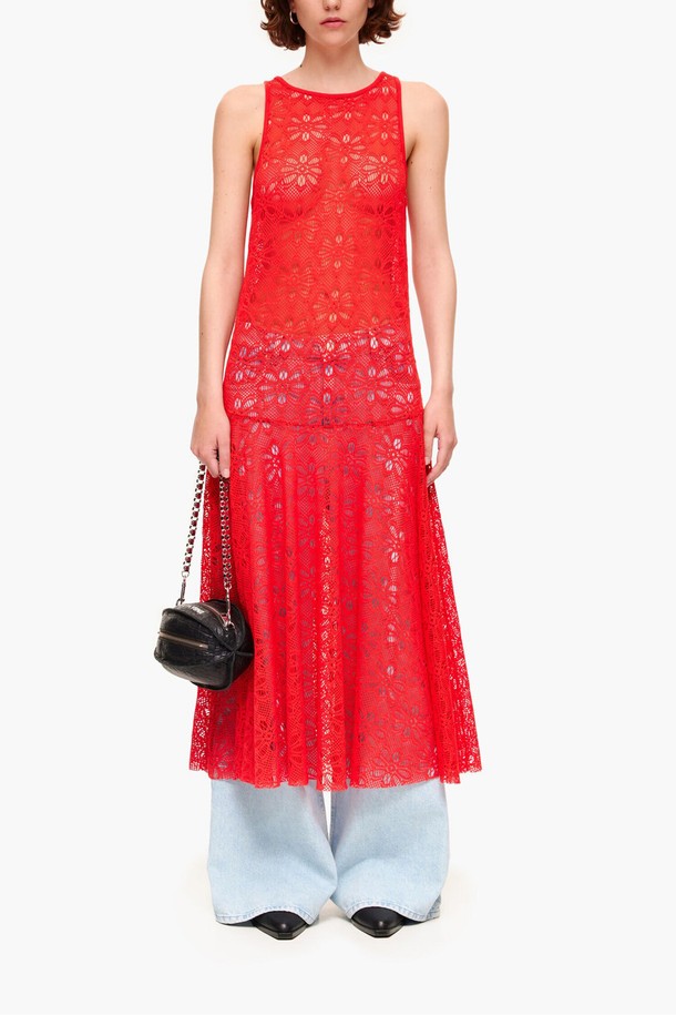 [23SS] 레드 레이스 슬리브리스 맥시 드레스는 여성용 맥시 드레스로, 여름 시즌에 어울리는 엘레강스 스타일을 연출합니다. 레드 컬러의 레이스 소재와 민소매 디자인이 특징이며, 데이트룩, 휴가룩, 리조트룩 등 다양한 TPO에 활용할 수 있습니다. 클래식, 로맨틱, 리조트 스타일을 원하는 고객에게 적합하며, 폴리에스터와 폴리우레탄 혼방으로 제작되었습니다. 드레스와 함께 더스트백이 제공되며, 더스트백은 블랙 또는 화이트 중 랜덤으로 발송됩니다.
