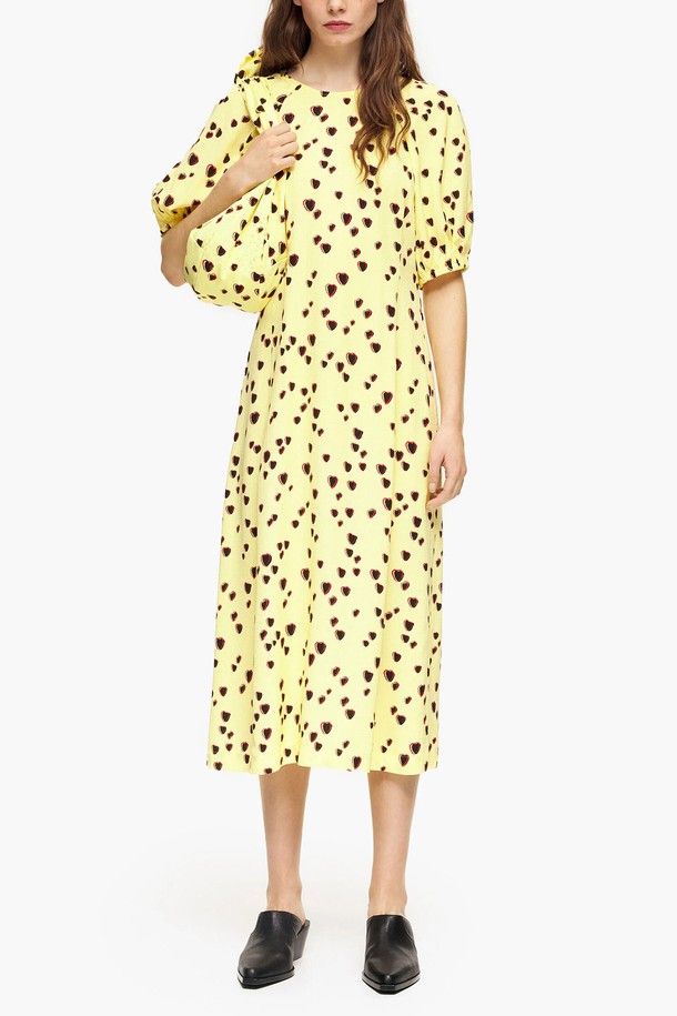 빔바이롤라 옐로우 하트 프린트 퍼프 드레스는 여성스러운 매력을 더해줄 퍼프 소매의 플레어 원피스입니다. 옐로우, 블랙, 레드의 화려한 하트 프린트가 돋보이며, 가볍고 부드러운 레이온 소재로 제작되어 편안한 착용감을 선사합니다. 데이트룩, 카페룩, 휴가룩 등 다양한 TPO에 활용 가능하며, 캐주얼, 로맨틱, 걸리시한 스타일을 연출하기 좋습니다. V넥 라인과 후면 리본 디테일이 여성스러운 실루엣을 강조하며, 입체적인 소매 볼륨감이 특징입니다.
