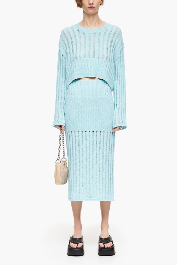 2023년 봄/여름 시즌, 빔바이롤라 (BIMBA Y LOLA)에서 선보이는 스카이 블루 컬러의 니트 미디 스커트입니다. 면과 나일론 혼방 소재로 제작되어 부드러운 촉감과 얇은 두께감을 자랑하며, H라인 핏과 리브드 패턴이 미니멀한 스타일을 완성합니다. 일상복은 물론 데이트룩, 카페룩에도 잘 어울리며, 레귤러 핏으로 편안하게 착용 가능합니다. 비침이 있을 수 있으니, 세트 착용을 추천합니다.
