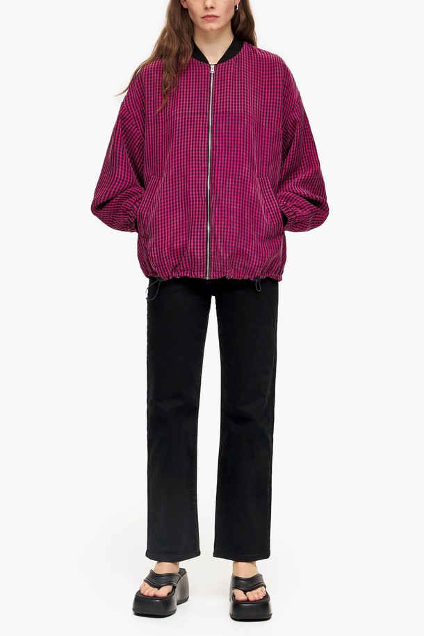 [23SS] 빔바이롤라 퓨시아 깅엄체크 봄버 재킷 B235JWU002PKB는 여성용 봄버 재킷입니다. 퓨시아와 핑크 컬러의 깅엄체크 패턴이 캐주얼한 무드를 연출하며, 봄, 가을에 착용하기 좋습니다. 면 소재로 제작되어 부드러운 촉감을 자랑하며, 얇은 두께감으로 편안하게 착용할 수 있습니다. 밑단 밴딩과 립 디테일, 아세테이트 안감으로 마감되었으며, 데이트룩, 봄 소풍룩, 쇼핑룩 등 다양한 TPO에 활용하기 좋습니다. 캐주얼, 미니멀, 클래식 스타일을 즐기는 분들께 추천합니다.
