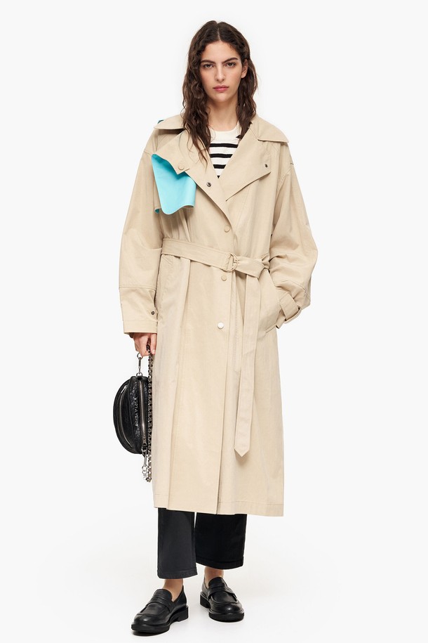 23SS 빔바이롤라 유틸리티 트렌치코트 B235JWY002CAB는 여성용 트렌치코트입니다. 라넬 컬러의 무지 디자인으로, 봄, 가을에 착용하기 좋습니다. 면과 리오셀 혼방 소재로 제작되어 부드러운 촉감을 선사하며, 얇은 두께감으로 편안하게 착용할 수 있습니다. 롱 기장의 루즈핏으로 클래식한 스타일을 연출하며, 유틸리티 코트 타입으로 벨트 디테일이 특징입니다. 출근룩, 오피스룩, 데이트룩에 모두 잘 어울리는 아이템입니다.
