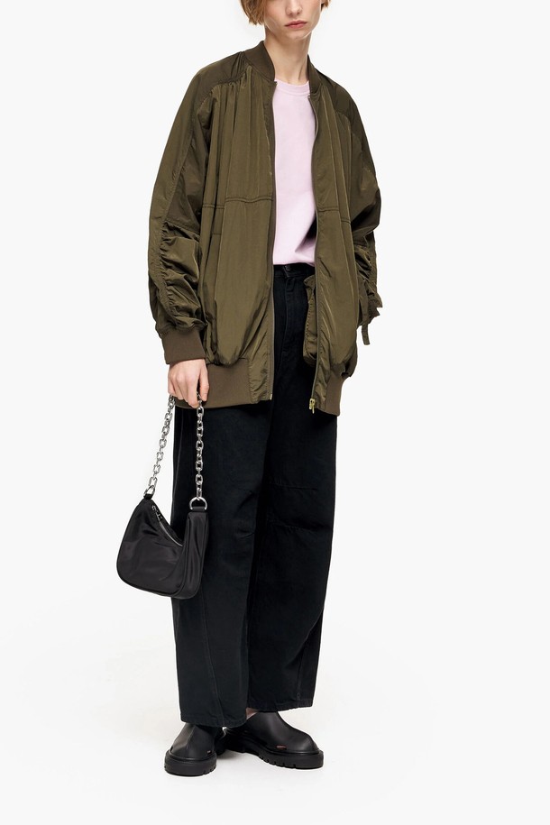 [23SS] 빔바이롤라 카키 봄버 자켓 B235JWU001KAB은 캐주얼한 무드의 여성용 봄버 재킷입니다. 일상에서 편안하게 착용하기 좋으며, 가벼운 산책이나 봄 소풍룩으로도 활용하기 좋습니다. 톤 다운된 카키 컬러의 무지 디자인으로 미니멀한 스타일을 연출합니다. 루즈핏으로 편안한 착용감을 선사하며, 긴 소매와 집업 여밈 방식이 특징입니다. 나일론, 폴리에스테르, 폴리우레탄 혼방 소재에 폴리에스터 100% 안감으로 제작되었습니다.
