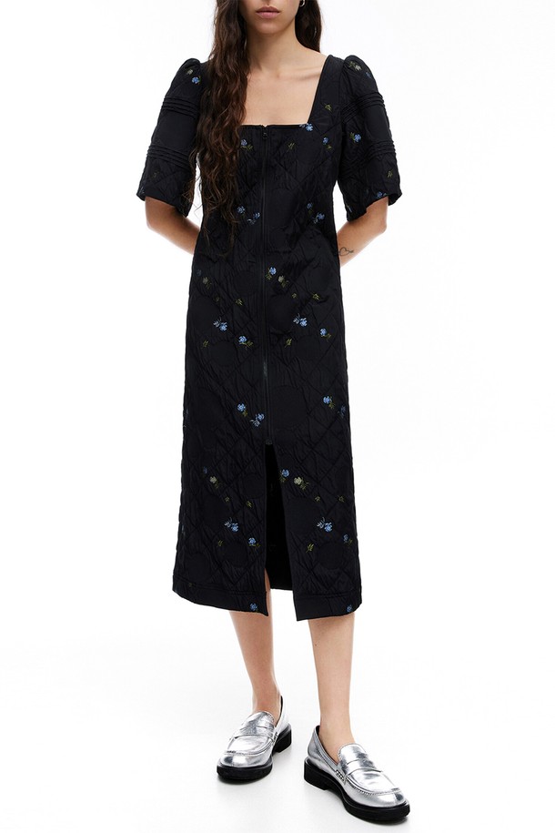 빔바이롤라 22SS 시즌의 블랙 자카드 드레스입니다. 폴리에스터, 면, 아크릴, 나일론 혼방 소재로 제작되었으며, 플라워 자카드 패턴과 A라인 핏이 특징입니다. 스웨터넥 디자인에 반소매 맥시 기장으로, 봄, 여름 시즌 엘레강스한 스타일을 연출할 수 있습니다.
