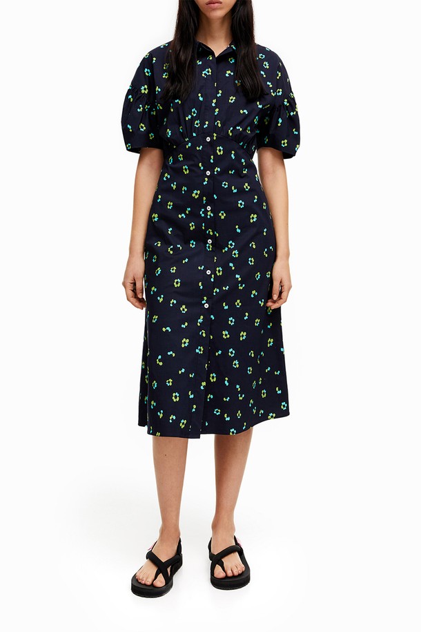 빔바이롤라(BIMBA Y LOLA)의 22SS 네이비 플로럴 프린트 셔츠 드레스입니다. 페미닌한 무드를 연출하는 플라워 패턴의 네이비 및 그린 컬러 셔츠 드레스로, 허리 절개선과 플레어 치마, 볼륨 숏 슬리브 디테일이 특징입니다. 봄, 여름 시즌에 어울리는 부드러운 면, 폴리우레탄 혼방 소재의 반소매 원피스로 일상복으로 활용하기 좋습니다.
