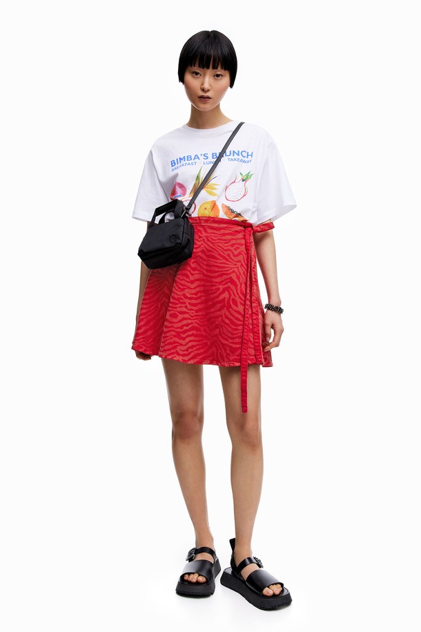 [22SS] 빔바이롤라 레드 타이거 프린트 랩 스커트는 면, 폴리에스터, 폴리우레탄 혼방 소재의 여성용 랩 스커트입니다. 캐주얼한 무드의 A라인 미니 기장으로, 여름철 일상복으로 활용하기 좋으며, 허리 타이 디자인과 데님 소재로 포인트를 더했습니다. 강렬한 레드 컬러 바탕에 타이거 프린트가 돋보이는 디자인입니다.
