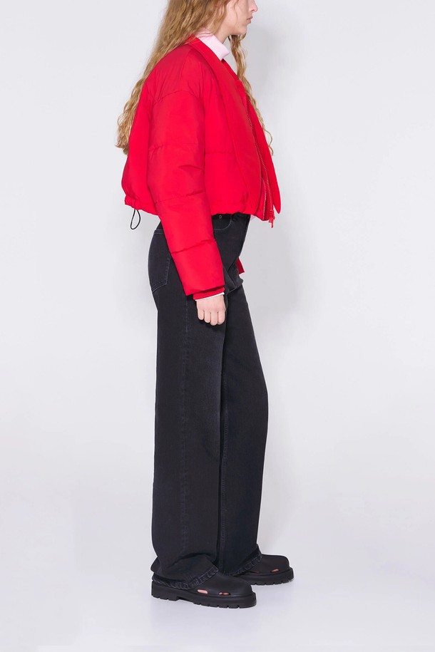 [23SS] 빔바이롤라 레드 스카프넥 크롭 패딩 B235JWD003RDB은 겨울철 데일리룩을 위한 여성 패딩입니다. 유니크한 스타일의 이 패딩은 폴리에스터, 나일론, 폴리우레탄 혼방 소재로 제작되었으며, 두꺼운 두께감으로 따뜻함을 선사합니다. 스카프넥 디자인과 가슴 패치포켓, 밑단 엘라스틱 스트랩이 특징이며, 크롭 기장과 긴 소매로 트렌디한 핏을 연출합니다. 집업 스타일로 편안하게 착용 가능하며, 캐주얼, 미니멀, 시크한 무드를 더해줍니다.
