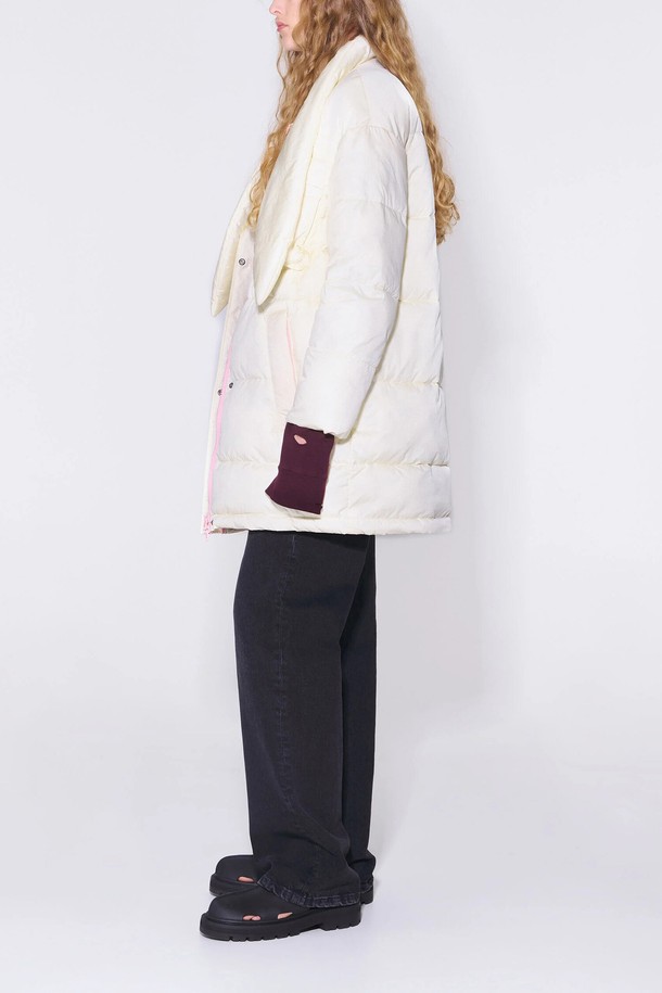 [23SS] 빔바이롤라 아이보리 스카프넥 패딩 B235JWD001IVB는 여성스러운 겨울 데일리룩을 완성하는 아우터입니다. 아이보리 컬러의 무지 디자인에 레귤러핏으로 편안하게 착용할 수 있으며, 두꺼운 두께감으로 뛰어난 보온성을 제공합니다. 스카프넥 디자인과 딸기우유 핑크 패치 디테일이 유니크하면서도 클래식한 스타일을 연출합니다. 지퍼형 여밈 방식으로 간편하게 입고 벗을 수 있으며, 나일론, 폴리에스터, 폴리우레탄 등 다양한 소재로 제작되었습니다. 긴 소매 기장의 패딩으로 추운 겨울에도 따뜻함을 유지할 수 있습니다.
