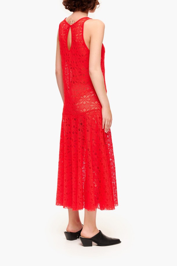 [23SS] 레드 레이스 슬리브리스 맥시 드레스는 여성용 맥시 드레스로, 여름 시즌에 어울리는 엘레강스 스타일을 연출합니다. 레드 컬러의 레이스 소재와 민소매 디자인이 특징이며, 데이트룩, 휴가룩, 리조트룩 등 다양한 TPO에 활용할 수 있습니다. 클래식, 로맨틱, 리조트 스타일을 원하는 고객에게 적합하며, 폴리에스터와 폴리우레탄 혼방으로 제작되었습니다. 드레스와 함께 더스트백이 제공되며, 더스트백은 블랙 또는 화이트 중 랜덤으로 발송됩니다.

