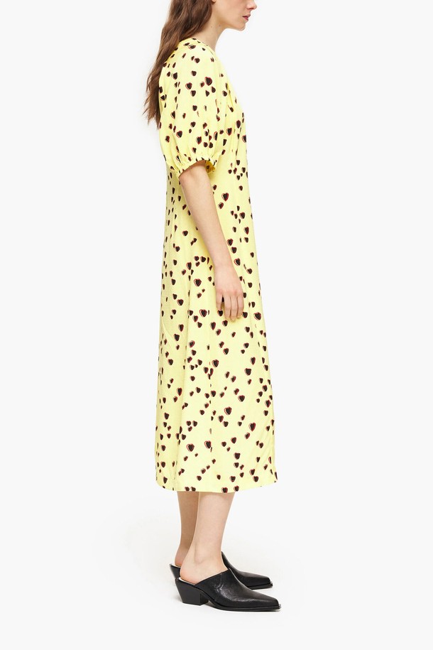 빔바이롤라 옐로우 하트 프린트 퍼프 드레스는 여성스러운 매력을 더해줄 퍼프 소매의 플레어 원피스입니다. 옐로우, 블랙, 레드의 화려한 하트 프린트가 돋보이며, 가볍고 부드러운 레이온 소재로 제작되어 편안한 착용감을 선사합니다. 데이트룩, 카페룩, 휴가룩 등 다양한 TPO에 활용 가능하며, 캐주얼, 로맨틱, 걸리시한 스타일을 연출하기 좋습니다. V넥 라인과 후면 리본 디테일이 여성스러운 실루엣을 강조하며, 입체적인 소매 볼륨감이 특징입니다.
