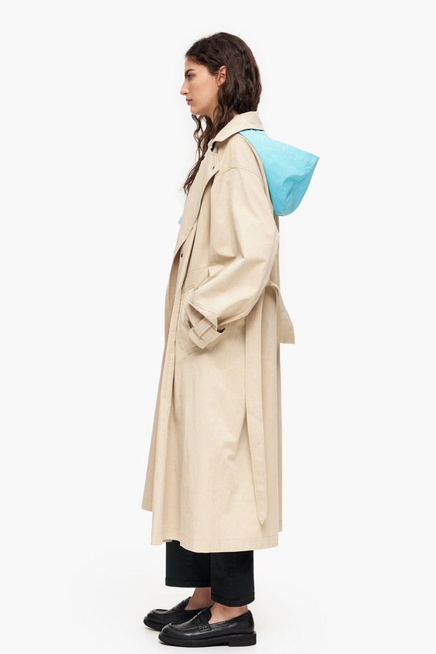 23SS 빔바이롤라 유틸리티 트렌치코트 B235JWY002CAB는 여성용 트렌치코트입니다. 라넬 컬러의 무지 디자인으로, 봄, 가을에 착용하기 좋습니다. 면과 리오셀 혼방 소재로 제작되어 부드러운 촉감을 선사하며, 얇은 두께감으로 편안하게 착용할 수 있습니다. 롱 기장의 루즈핏으로 클래식한 스타일을 연출하며, 유틸리티 코트 타입으로 벨트 디테일이 특징입니다. 출근룩, 오피스룩, 데이트룩에 모두 잘 어울리는 아이템입니다.
