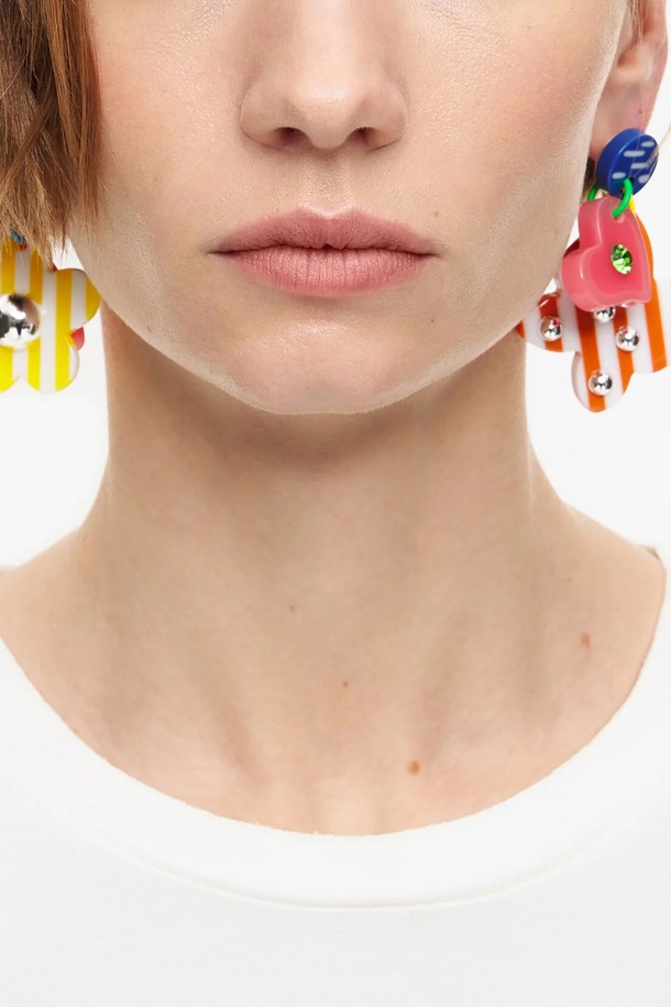 [23SS] 컬러풀 하트 & 플라워 귀걸이 B235JIW014PKF는 사랑스러운 하트와 플라워 패턴으로 디자인된 여성 귀걸이입니다. 핑크 컬러의 레진, 유리, 폴리에스터 소재로 제작되어 캐주얼하면서도 화려한 스타일을 연출합니다. 데이트룩, 카페룩, 모임룩 등 다양한 TPO에 매치하여 로맨틱하고 걸리시한 무드를 더할 수 있습니다. 블랙 또는 화이트 더스트백이 포함될 수 있으며, 실제 제품의 사이즈와 색상은 샘플 이미지와 차이가 있을 수 있습니다.
