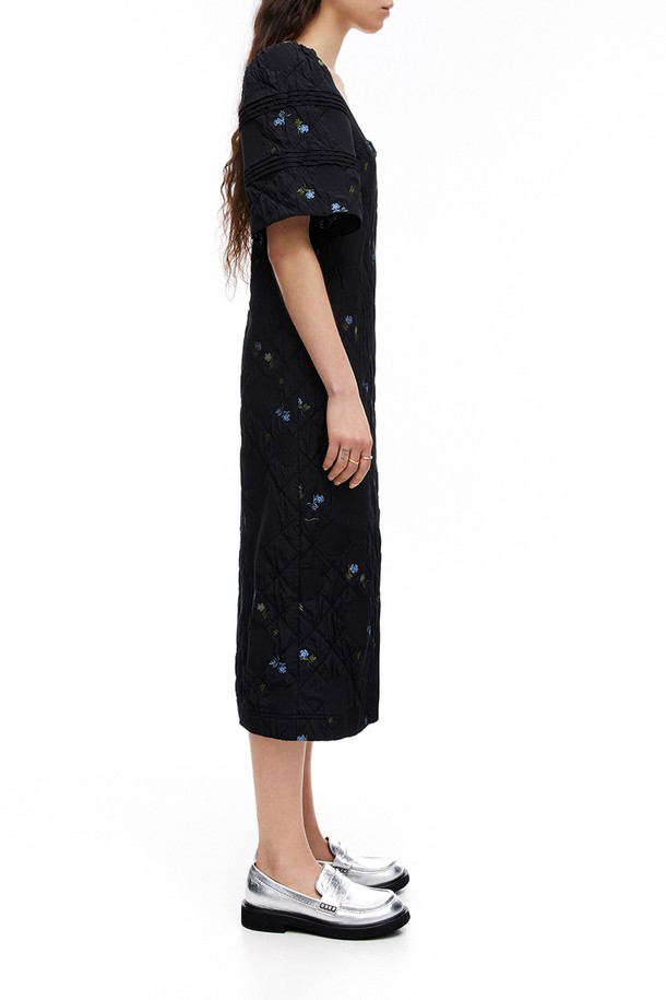 빔바이롤라 22SS 시즌의 블랙 자카드 드레스입니다. 폴리에스터, 면, 아크릴, 나일론 혼방 소재로 제작되었으며, 플라워 자카드 패턴과 A라인 핏이 특징입니다. 스웨터넥 디자인에 반소매 맥시 기장으로, 봄, 여름 시즌 엘레강스한 스타일을 연출할 수 있습니다.
