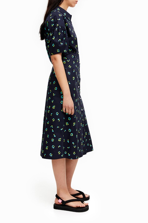 빔바이롤라(BIMBA Y LOLA)의 22SS 네이비 플로럴 프린트 셔츠 드레스입니다. 페미닌한 무드를 연출하는 플라워 패턴의 네이비 및 그린 컬러 셔츠 드레스로, 허리 절개선과 플레어 치마, 볼륨 숏 슬리브 디테일이 특징입니다. 봄, 여름 시즌에 어울리는 부드러운 면, 폴리우레탄 혼방 소재의 반소매 원피스로 일상복으로 활용하기 좋습니다.
