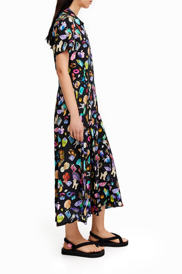 빔바이롤라 블랙 수베니어 맥시 롱 셔츠 드레스는 여성들을 위한 모던 스타일의 셔츠 드레스입니다. 봄, 여름 계절에 어울리는 이 드레스는 셔츠 칼라와 반소매 디자인으로 시원하고 세련된 느낌을 줍니다. A라인의 루즈핏 맥시 기장의 드레스는 데이트룩, 카페룩 등 다양한 TPO에 활용 가능하며, 미니멀, 클래식, 시크 스타일을 연출하기에 좋습니다. 수베니어 스타일의 디자인으로 특별함을 더했으며, 블랙 컬러로 어떤 스타일에도 쉽게 매치할 수 있습니다.
