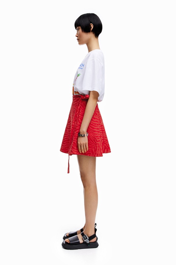 [22SS] 빔바이롤라 레드 타이거 프린트 랩 스커트는 면, 폴리에스터, 폴리우레탄 혼방 소재의 여성용 랩 스커트입니다. 캐주얼한 무드의 A라인 미니 기장으로, 여름철 일상복으로 활용하기 좋으며, 허리 타이 디자인과 데님 소재로 포인트를 더했습니다. 강렬한 레드 컬러 바탕에 타이거 프린트가 돋보이는 디자인입니다.
