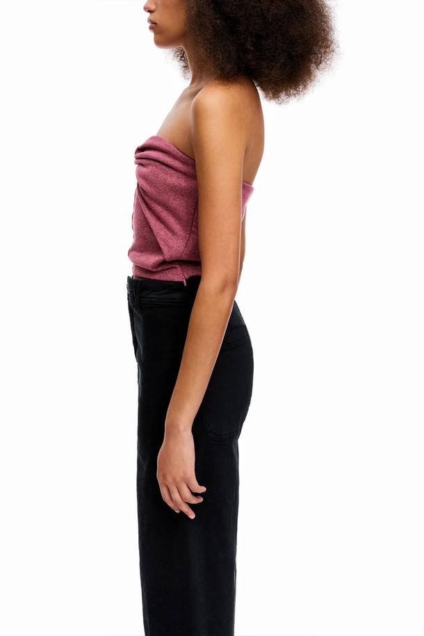 [22SS] 빔바이롤라 핑크 니트 뷔스티에 탑은 페미닌한 무드의 여성 의류입니다. 얇고 부드러운 촉감의 폴리에스터, 레이온, 금속섬유, 폴리우레탄 혼방 소재로 제작되었으며, 슬림핏 크롭 기장과 스트랩리스 네크라인, 바스트 꼬임 디테일이 특징입니다. 투톤 핑크 컬러와 오목한 텍스처, 민소매 디자인으로 봄, 여름에 시원하게 착용할 수 있습니다.
