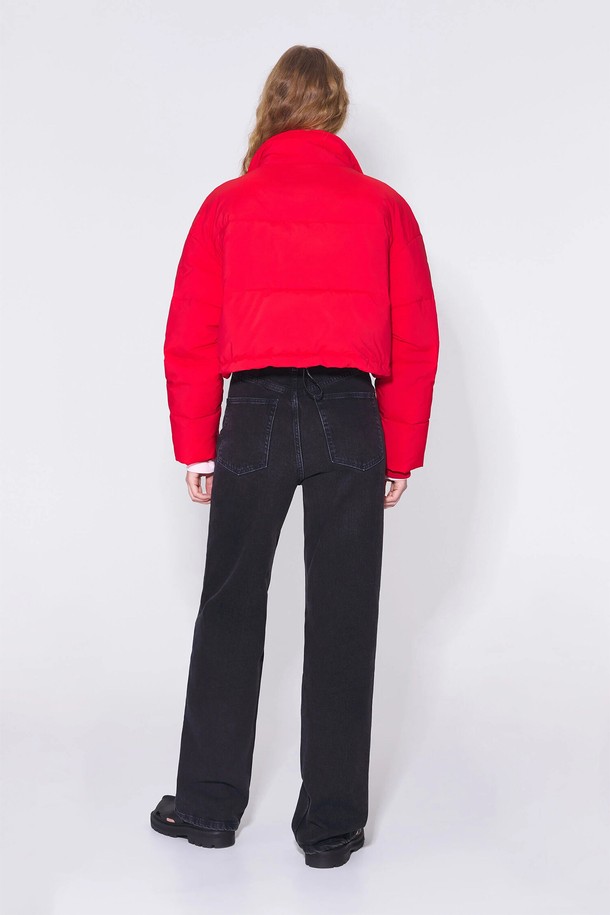 [23SS] 빔바이롤라 레드 스카프넥 크롭 패딩 B235JWD003RDB은 겨울철 데일리룩을 위한 여성 패딩입니다. 유니크한 스타일의 이 패딩은 폴리에스터, 나일론, 폴리우레탄 혼방 소재로 제작되었으며, 두꺼운 두께감으로 따뜻함을 선사합니다. 스카프넥 디자인과 가슴 패치포켓, 밑단 엘라스틱 스트랩이 특징이며, 크롭 기장과 긴 소매로 트렌디한 핏을 연출합니다. 집업 스타일로 편안하게 착용 가능하며, 캐주얼, 미니멀, 시크한 무드를 더해줍니다.
