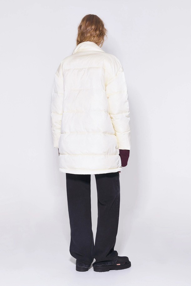 [23SS] 빔바이롤라 아이보리 스카프넥 패딩 B235JWD001IVB는 여성스러운 겨울 데일리룩을 완성하는 아우터입니다. 아이보리 컬러의 무지 디자인에 레귤러핏으로 편안하게 착용할 수 있으며, 두꺼운 두께감으로 뛰어난 보온성을 제공합니다. 스카프넥 디자인과 딸기우유 핑크 패치 디테일이 유니크하면서도 클래식한 스타일을 연출합니다. 지퍼형 여밈 방식으로 간편하게 입고 벗을 수 있으며, 나일론, 폴리에스터, 폴리우레탄 등 다양한 소재로 제작되었습니다. 긴 소매 기장의 패딩으로 추운 겨울에도 따뜻함을 유지할 수 있습니다.
