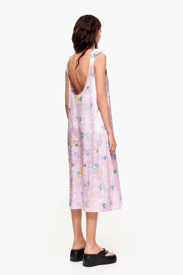 [23SS] 빔바이롤라 핑크 새틴 스프레이 플라워 슬리브리스 드레스는 부드러운 촉감의 폴리에스테르 새틴 소재로 제작되어 우아하고 화려한 분위기를 연출합니다. 핑크 컬러 바탕에 그래피티 느낌의 플라워 프린트가 돋보이며, 어깨 리본 디테일이 사랑스러운 포인트를 더합니다. A라인 플레어 치마와 레귤러핏으로 편안하게 착용 가능하며, 스퀘어넥과 민소매 디자인으로 시원한 느낌을 줍니다. 데이트룩, 카페룩, 여행룩 등 다양한 TPO에 로맨틱, 클래식, 리조트 스타일을 더해 특별한 날을 완성해보세요.
