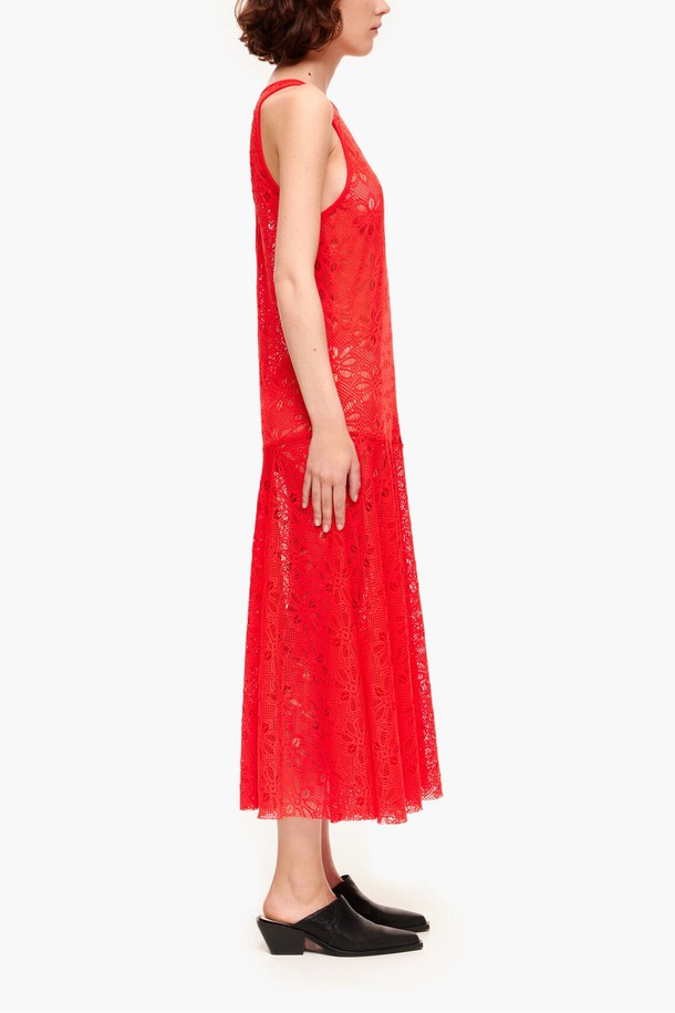 [23SS] 레드 레이스 슬리브리스 맥시 드레스는 여성용 맥시 드레스로, 여름 시즌에 어울리는 엘레강스 스타일을 연출합니다. 레드 컬러의 레이스 소재와 민소매 디자인이 특징이며, 데이트룩, 휴가룩, 리조트룩 등 다양한 TPO에 활용할 수 있습니다. 클래식, 로맨틱, 리조트 스타일을 원하는 고객에게 적합하며, 폴리에스터와 폴리우레탄 혼방으로 제작되었습니다. 드레스와 함께 더스트백이 제공되며, 더스트백은 블랙 또는 화이트 중 랜덤으로 발송됩니다.
