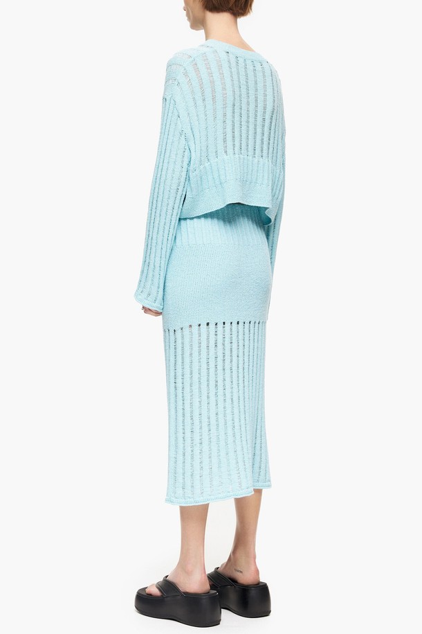 2023년 봄/여름 시즌, 빔바이롤라 (BIMBA Y LOLA)에서 선보이는 스카이 블루 컬러의 니트 미디 스커트입니다. 면과 나일론 혼방 소재로 제작되어 부드러운 촉감과 얇은 두께감을 자랑하며, H라인 핏과 리브드 패턴이 미니멀한 스타일을 완성합니다. 일상복은 물론 데이트룩, 카페룩에도 잘 어울리며, 레귤러 핏으로 편안하게 착용 가능합니다. 비침이 있을 수 있으니, 세트 착용을 추천합니다.
