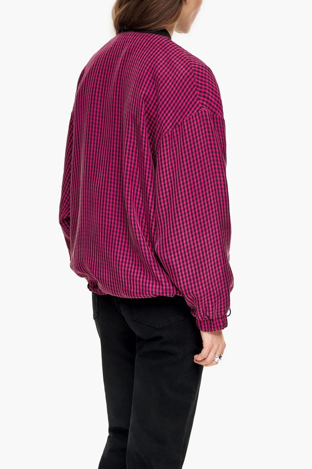 [23SS] 빔바이롤라 퓨시아 깅엄체크 봄버 재킷 B235JWU002PKB는 여성용 봄버 재킷입니다. 퓨시아와 핑크 컬러의 깅엄체크 패턴이 캐주얼한 무드를 연출하며, 봄, 가을에 착용하기 좋습니다. 면 소재로 제작되어 부드러운 촉감을 자랑하며, 얇은 두께감으로 편안하게 착용할 수 있습니다. 밑단 밴딩과 립 디테일, 아세테이트 안감으로 마감되었으며, 데이트룩, 봄 소풍룩, 쇼핑룩 등 다양한 TPO에 활용하기 좋습니다. 캐주얼, 미니멀, 클래식 스타일을 즐기는 분들께 추천합니다.
