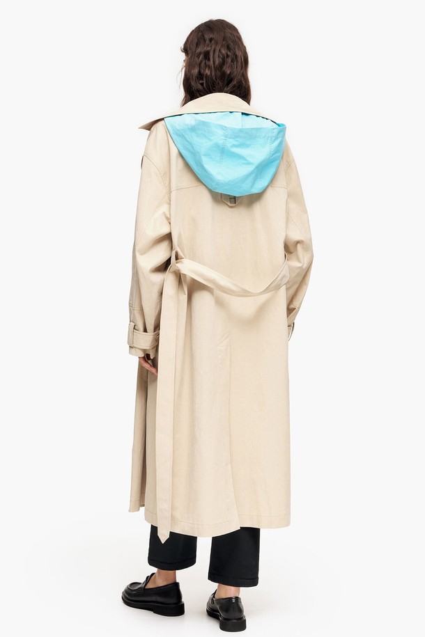 23SS 빔바이롤라 유틸리티 트렌치코트 B235JWY002CAB는 여성용 트렌치코트입니다. 라넬 컬러의 무지 디자인으로, 봄, 가을에 착용하기 좋습니다. 면과 리오셀 혼방 소재로 제작되어 부드러운 촉감을 선사하며, 얇은 두께감으로 편안하게 착용할 수 있습니다. 롱 기장의 루즈핏으로 클래식한 스타일을 연출하며, 유틸리티 코트 타입으로 벨트 디테일이 특징입니다. 출근룩, 오피스룩, 데이트룩에 모두 잘 어울리는 아이템입니다.
