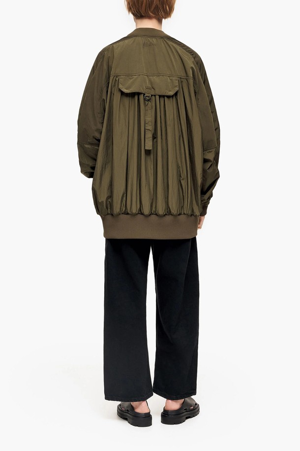 [23SS] 빔바이롤라 카키 봄버 자켓 B235JWU001KAB은 캐주얼한 무드의 여성용 봄버 재킷입니다. 일상에서 편안하게 착용하기 좋으며, 가벼운 산책이나 봄 소풍룩으로도 활용하기 좋습니다. 톤 다운된 카키 컬러의 무지 디자인으로 미니멀한 스타일을 연출합니다. 루즈핏으로 편안한 착용감을 선사하며, 긴 소매와 집업 여밈 방식이 특징입니다. 나일론, 폴리에스테르, 폴리우레탄 혼방 소재에 폴리에스터 100% 안감으로 제작되었습니다.
