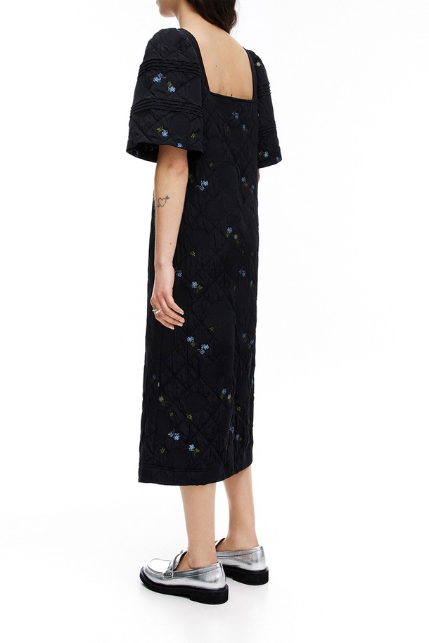 빔바이롤라 22SS 시즌의 블랙 자카드 드레스입니다. 폴리에스터, 면, 아크릴, 나일론 혼방 소재로 제작되었으며, 플라워 자카드 패턴과 A라인 핏이 특징입니다. 스웨터넥 디자인에 반소매 맥시 기장으로, 봄, 여름 시즌 엘레강스한 스타일을 연출할 수 있습니다.
