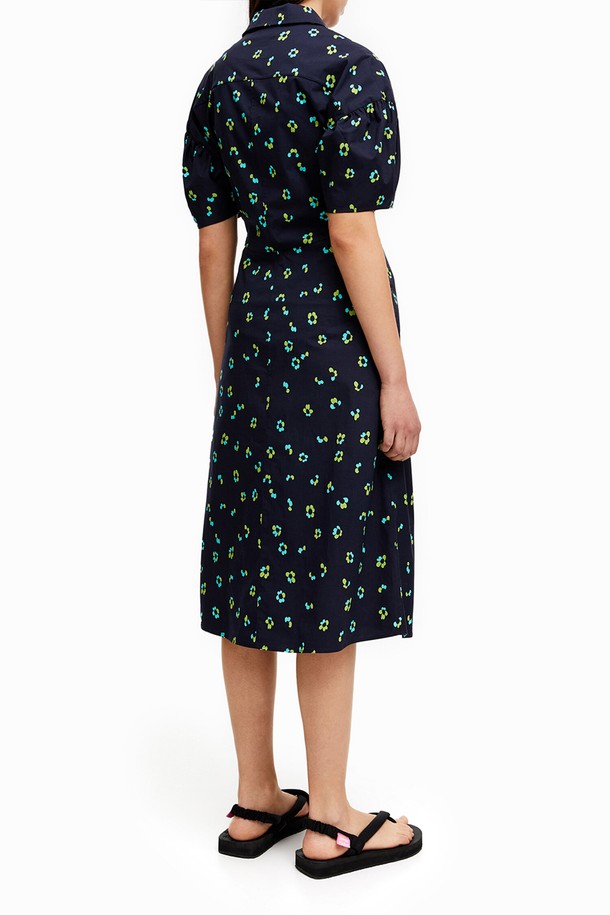 빔바이롤라(BIMBA Y LOLA)의 22SS 네이비 플로럴 프린트 셔츠 드레스입니다. 페미닌한 무드를 연출하는 플라워 패턴의 네이비 및 그린 컬러 셔츠 드레스로, 허리 절개선과 플레어 치마, 볼륨 숏 슬리브 디테일이 특징입니다. 봄, 여름 시즌에 어울리는 부드러운 면, 폴리우레탄 혼방 소재의 반소매 원피스로 일상복으로 활용하기 좋습니다.
