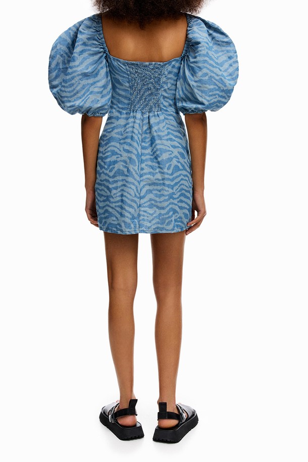 [22SS] 빔바이롤라 블루 타이거 프린트 데님 드레스는 캐주얼한 스타일의 여성용 데님 원피스입니다. 블루 컬러에 타이거/애니멀 패턴이 돋보이며, 면 58%, 마 42% 혼방 소재로 제작되어 봄, 여름에 시원하게 착용할 수 있습니다. 슬림핏 미니 기장의 스퀘어넥 디자인이며, 벌룬 소매와 퍼프 소매 디테일이 특징입니다.
