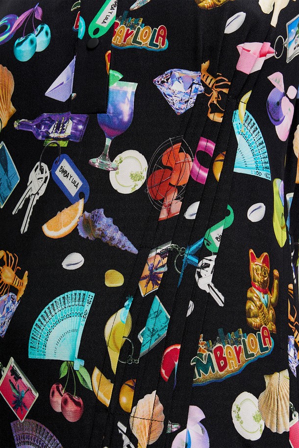 빔바이롤라 블랙 수베니어 맥시 롱 셔츠 드레스는 여성들을 위한 모던 스타일의 셔츠 드레스입니다. 봄, 여름 계절에 어울리는 이 드레스는 셔츠 칼라와 반소매 디자인으로 시원하고 세련된 느낌을 줍니다. A라인의 루즈핏 맥시 기장의 드레스는 데이트룩, 카페룩 등 다양한 TPO에 활용 가능하며, 미니멀, 클래식, 시크 스타일을 연출하기에 좋습니다. 수베니어 스타일의 디자인으로 특별함을 더했으며, 블랙 컬러로 어떤 스타일에도 쉽게 매치할 수 있습니다.
