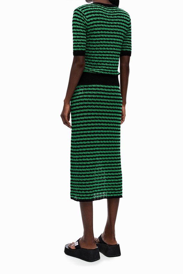 [22SS] 빔바이롤라 그린 스트라이프 니트 스커트 B225AWS007GNB는 레이온과 나일론 혼방 소재로 제작되어 부드러운 촉감과 편안한 착용감을 제공합니다. 그린 스트라이프 패턴과 미디 기장, 스트레이트핏 디자인으로 세련된 스타일을 연출하며, 밴딩 허리 디테일로 활동성을 더했습니다. 봄, 여름 시즌에 어울리는 베이직한 디자인의 여성 니트 스커트로, 일상복으로 활용하기 좋습니다.
