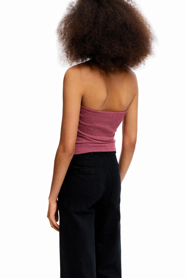 [22SS] 빔바이롤라 핑크 니트 뷔스티에 탑은 페미닌한 무드의 여성 의류입니다. 얇고 부드러운 촉감의 폴리에스터, 레이온, 금속섬유, 폴리우레탄 혼방 소재로 제작되었으며, 슬림핏 크롭 기장과 스트랩리스 네크라인, 바스트 꼬임 디테일이 특징입니다. 투톤 핑크 컬러와 오목한 텍스처, 민소매 디자인으로 봄, 여름에 시원하게 착용할 수 있습니다.
