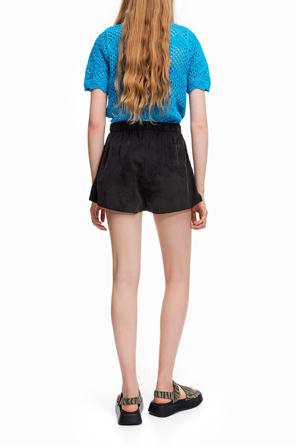 빔바이롤라 (Bimba y Lola)의 [22SS] 스트레이트 블랙 버뮤다 쇼츠입니다. 여성용이며, 일상생활 속에서 편안하게 착용하기 좋습니다. 얇은 두께감과 부드러운 촉감의 큐프라, 레이온 혼방 소재로 제작되어 여름철에도 시원하게 입을 수 있습니다. 무지 디자인에 레귤러핏, 스트레이트 핏으로 미니멀, 클래식, 캐주얼한 스타일을 연출하기 좋습니다. 동네 마실룩, 여행룩, 여름 바캉스룩 등 다양한 TPO에 활용해 보세요.
