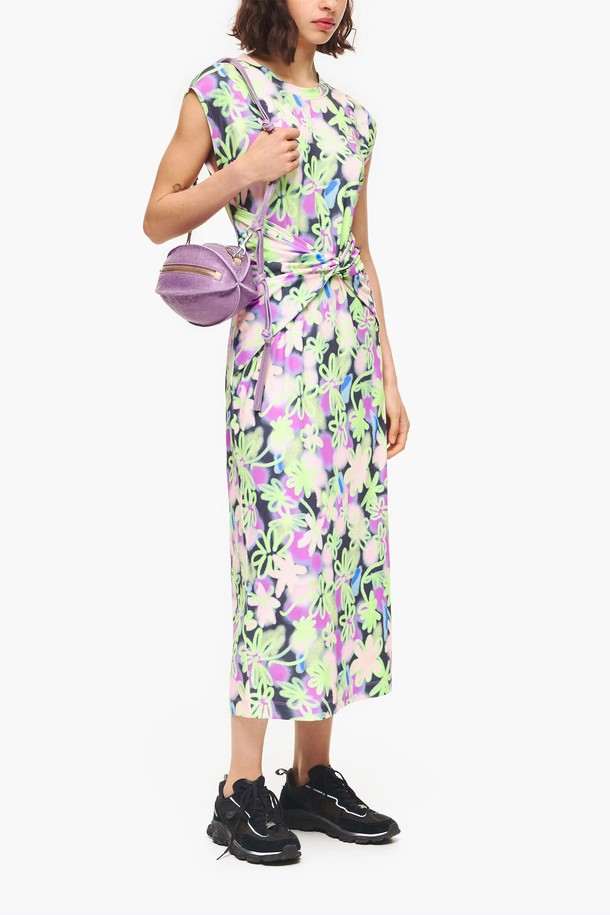 빔바이롤라 그래피티 플라워 프린트 꼬임 드레스는 여성스러움을 강조하는 우아한 스타일의 원피스입니다. 봄과 여름 시즌에 어울리는 슬리브리스 디자인과 얇은 두께감으로 시원한 착용감을 선사합니다. 허리 꼬임 디테일과 슬림 핏, V넥 라인이 만나 세련된 실루엣을 연출하며, 차르르한 촉감의 폴리에스터와 폴리우레탄 혼방 소재로 제작되었습니다. 그래피티 플라워 프린트가 돋보이는 이 드레스는 데이트룩, 휴가룩, 리조트룩 등 다양한 TPO에 활용 가능하며, 로맨틱, 리조트, 클래식 스타일을 즐기는 분들께 추천합니다.
