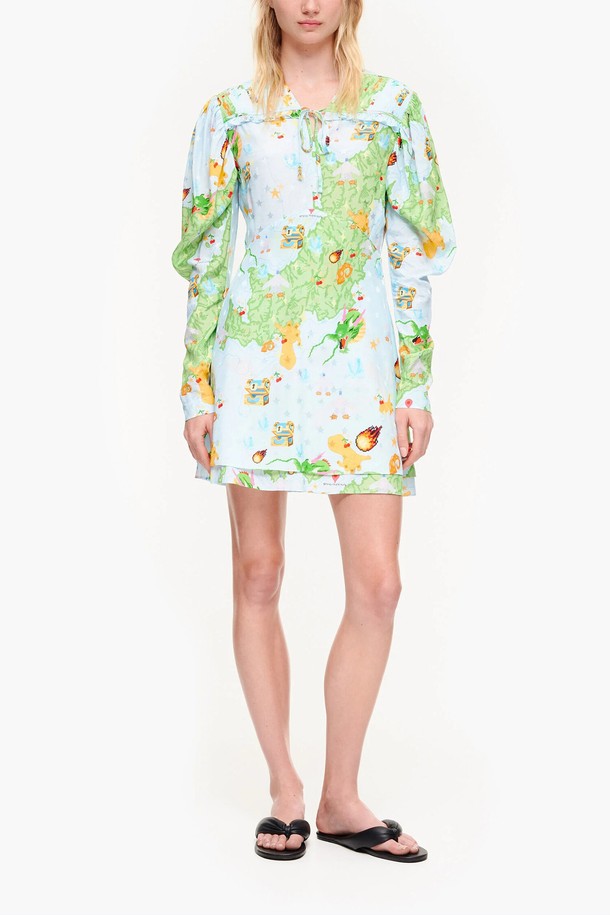 23SS 시즌 빔바이롤라의 비고 게임 프린트 백오픈 드레스입니다. 부드러운 레이온 소재에 사랑스러운 하트 디테일과 리본 장식이 더해져 우아한 분위기를 연출합니다. A라인 핏의 레이어드 스커트와 긴 소매, 시원한 백오픈 디자인으로 봄부터 여름까지 다양한 스타일링이 가능합니다.
