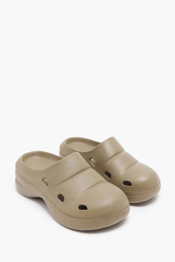 23SS 빔바이롤라 브라운 플랫폼 클로그 B235JIS016BRC는 부드러운 브라운 컬러가 돋보이는 여성용 샌들입니다. 가볍고 편안한 EVA 소재로 제작되어 봄, 여름 시즌에 일상, 여행, 휴가 등 다용도로 활용하기 좋습니다. 라운드 앞코와 오픈형 디자인으로 편안함을 더하고, 플랫폼 굽으로 캐주얼하면서도 미니멀한 스타일을 연출합니다. 클로그 스타일과 무지 패턴이 어우러져 어떤 룩에도 포인트가 되어줍니다.
