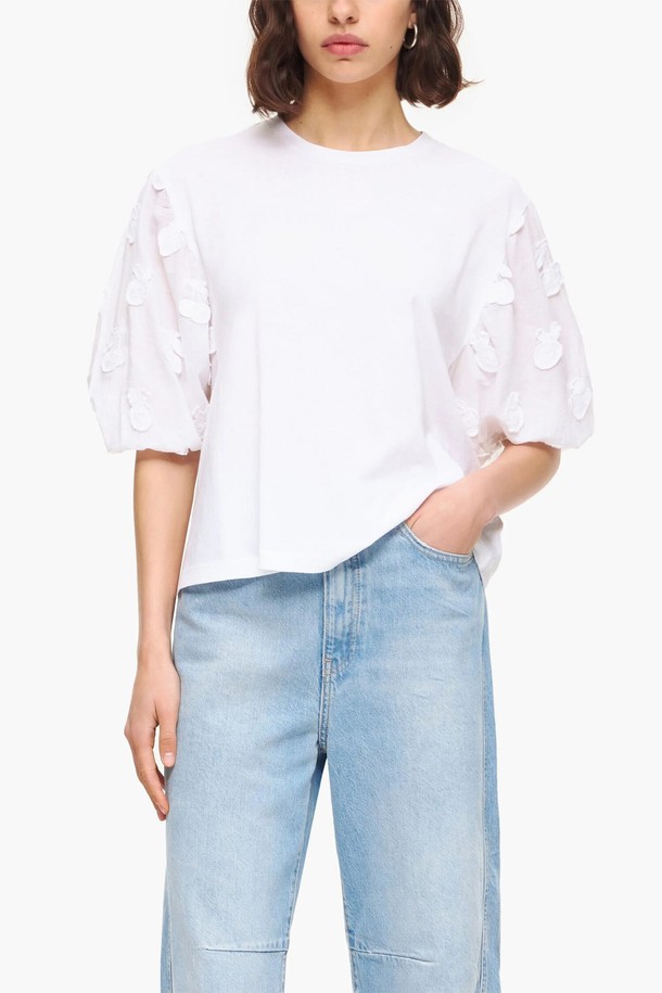 빔바이롤라 화이트 체리 텍스처 믹스 블라우스는 봄, 여름 시즌에 어울리는 여성 블라우스입니다. 라운드넥 디자인에 반소매 기장으로, 레귤러 핏의 베이직한 스타일을 연출합니다. 면 소재로 제작되어 편안한 착용감을 제공하며, 텍스처 믹스 디테일과 체리 패턴이 돋보입니다. 데이트룩, 카페룩 등 다양한 TPO에 캐주얼, 미니멀, 걸리시 스타일로 활용하기 좋습니다.
