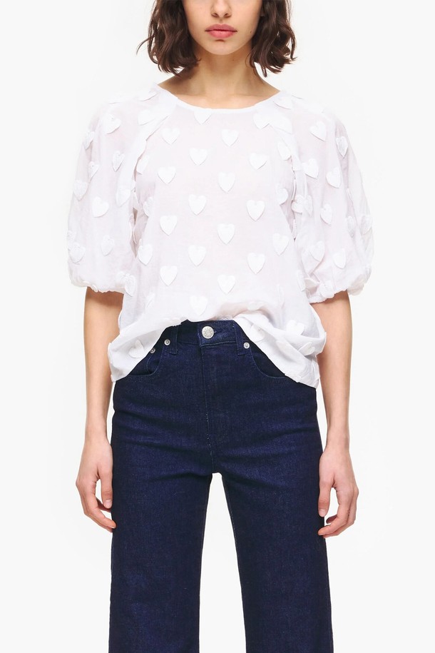 [23SS] 빔바이롤라 화이트 하트 텍스처 블라우스는 부드러운 면 소재로 제작되어, 봄과 여름에 시원하게 착용하기 좋습니다. 라운드넥에 반소매 디자인으로, 레귤러 핏의 우아한 스타일을 연출합니다. 섬세한 하트 패턴과 텍스처 디테일이 돋보이며, 데이트룩, 카페룩, 모임룩 등 다양한 TPO에 활용 가능합니다. 클래식, 로맨틱, 미니멀 스타일을 즐겨 입는 여성에게 추천하는 블라우스입니다. 얇은 두께감으로 가볍게 걸치기 좋으며, 부드러운 촉감이 특징입니다.
