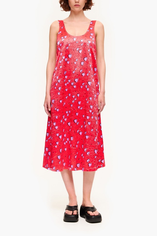 [23SS] 빔바이롤라의 레드 컬러 슬리브리스 드레스입니다. 부드러운 텍스처 새틴 소재에 사랑스러운 하트 프린트가 돋보이는 캐주얼 스타일의 여성 원피스입니다. 라운드넥, 민소매 디자인과 루즈핏 A라인 실루엣으로 편안하게 착용할 수 있으며, 여름철 일상복으로 활용하기 좋습니다.
