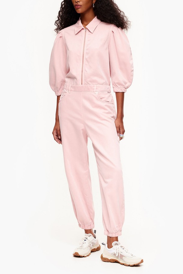 [23SS] 빔바이롤라 핑크 데님 점프수트 B235JWO051PKB는 캐주얼한 무드의 여성 점프수트입니다. 리오셀과 면 혼방의 데님 소재로 제작되어 봄, 여름에 시원하게 착용할 수 있습니다. 셔츠 칼라와 7부 소매 기장으로 세련된 디자인을 연출하며, 루즈핏으로 편안한 착용감을 선사합니다. 무지 디자인에 핑크 컬러가 더해져 사랑스러운 분위기를 자아냅니다. 동네 마실룩, 여행룩, 휴가룩 등 다양한 TPO에 활용하기 좋으며, 더스트백이 함께 제공됩니다.
